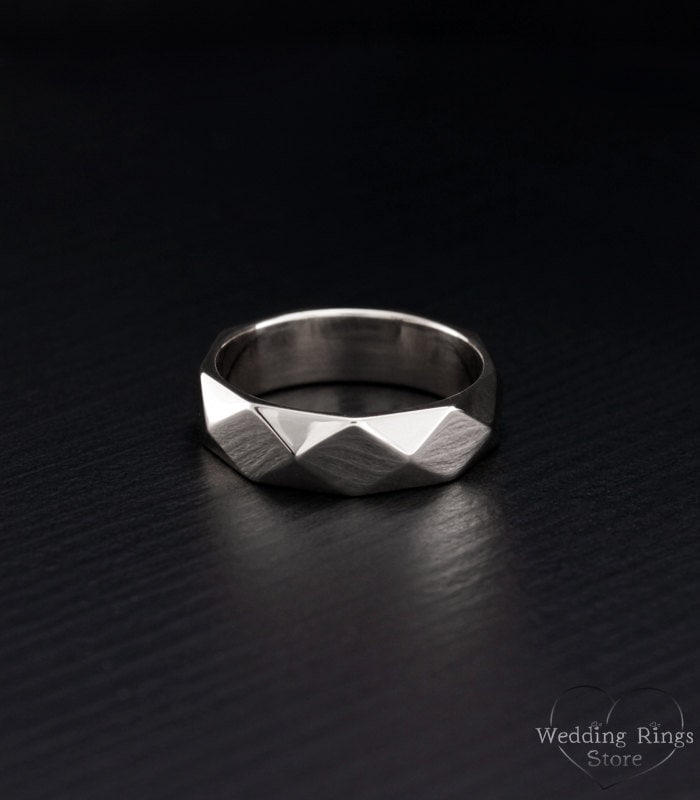 Exklusiver Unisex-Ehering Aus Sterlingsilber Mit Einzigartiger Facettenoberfläche von WeddingRingsStore