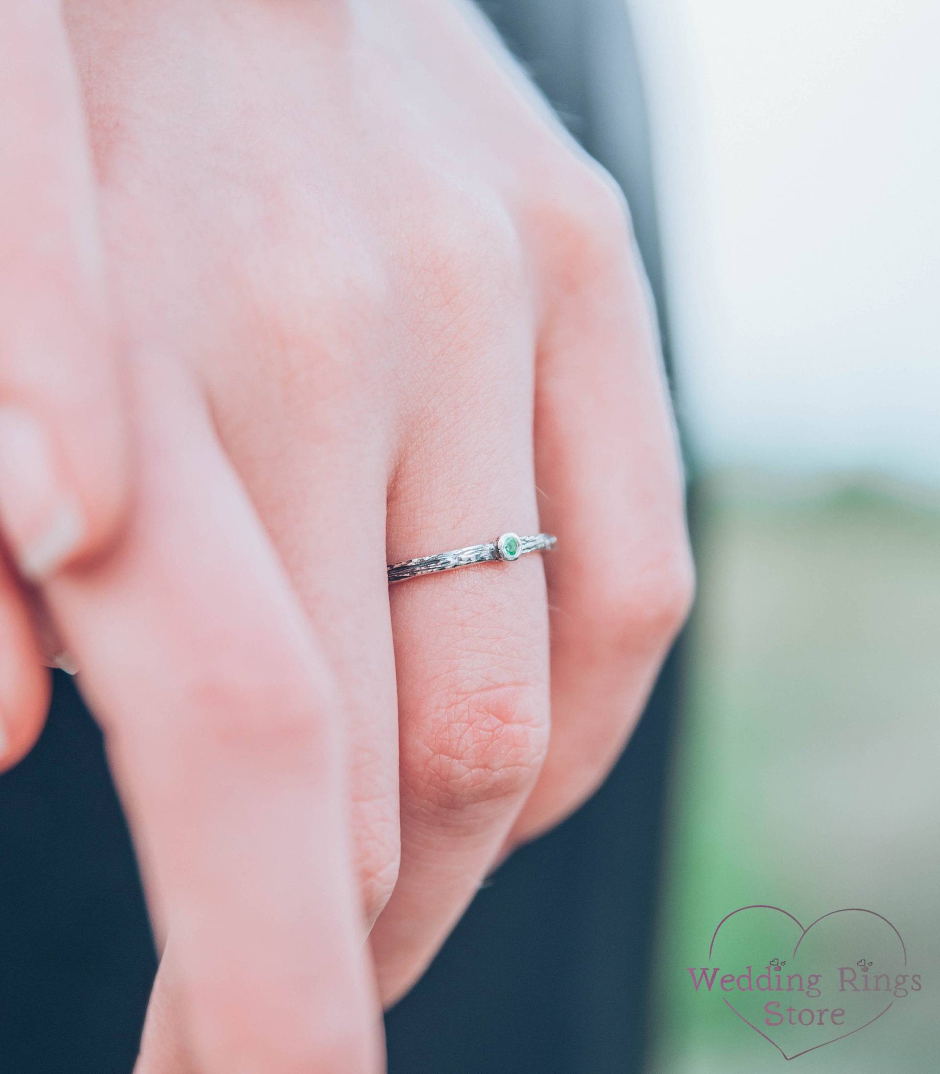 Kleiner Smaragd Ehering in Silber, Dünner Zweig Ring Für Frauen, Natur Inspiriert Zierlicher Stapelring, Kleiner Verlobungsring von WeddingRingsStore