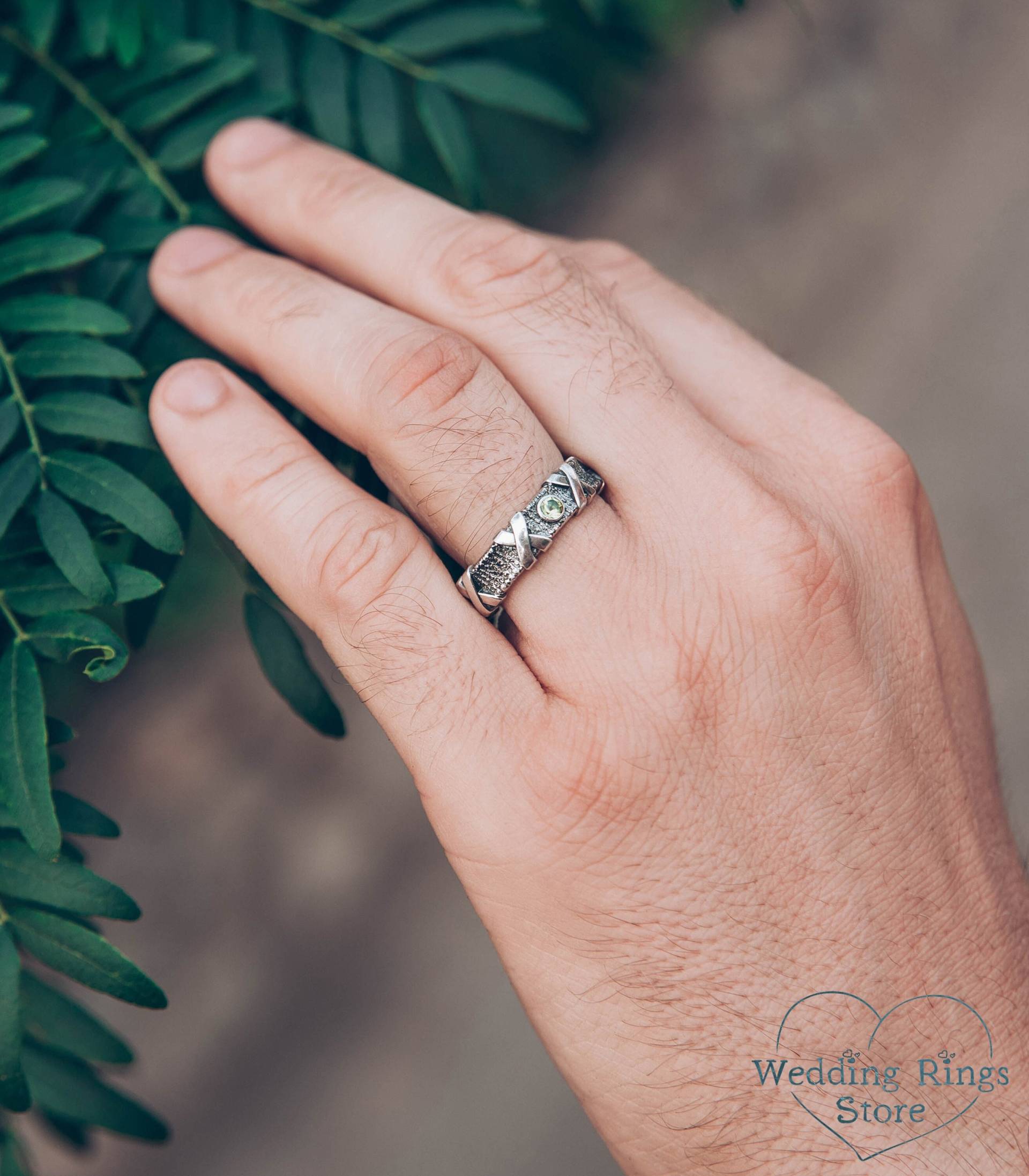 Natur Silberband Mit Kreuz Und Natürlichem Peridot, Baumrinde Grüner Edelsteinring, Rustikaler Ehering Für Männer Frauen, Roher Sterlingsilberring von WeddingRingsStore