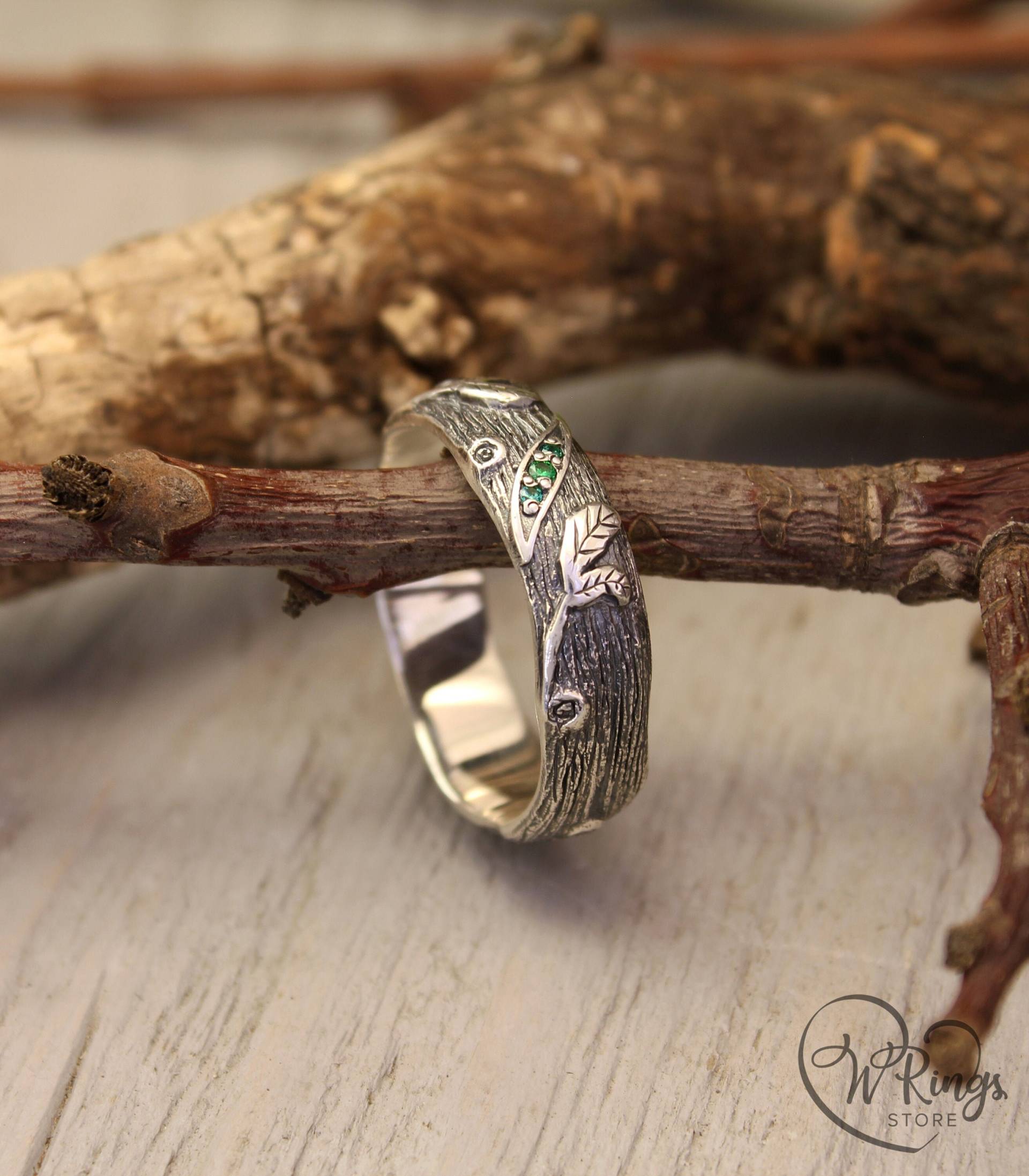 Rustikales Astband Mit Smaragd, Blättern Und Smaragdsilberband, Baum Ehering, Woodbark Band Blatt, Unisex Ring von WeddingRingsStore