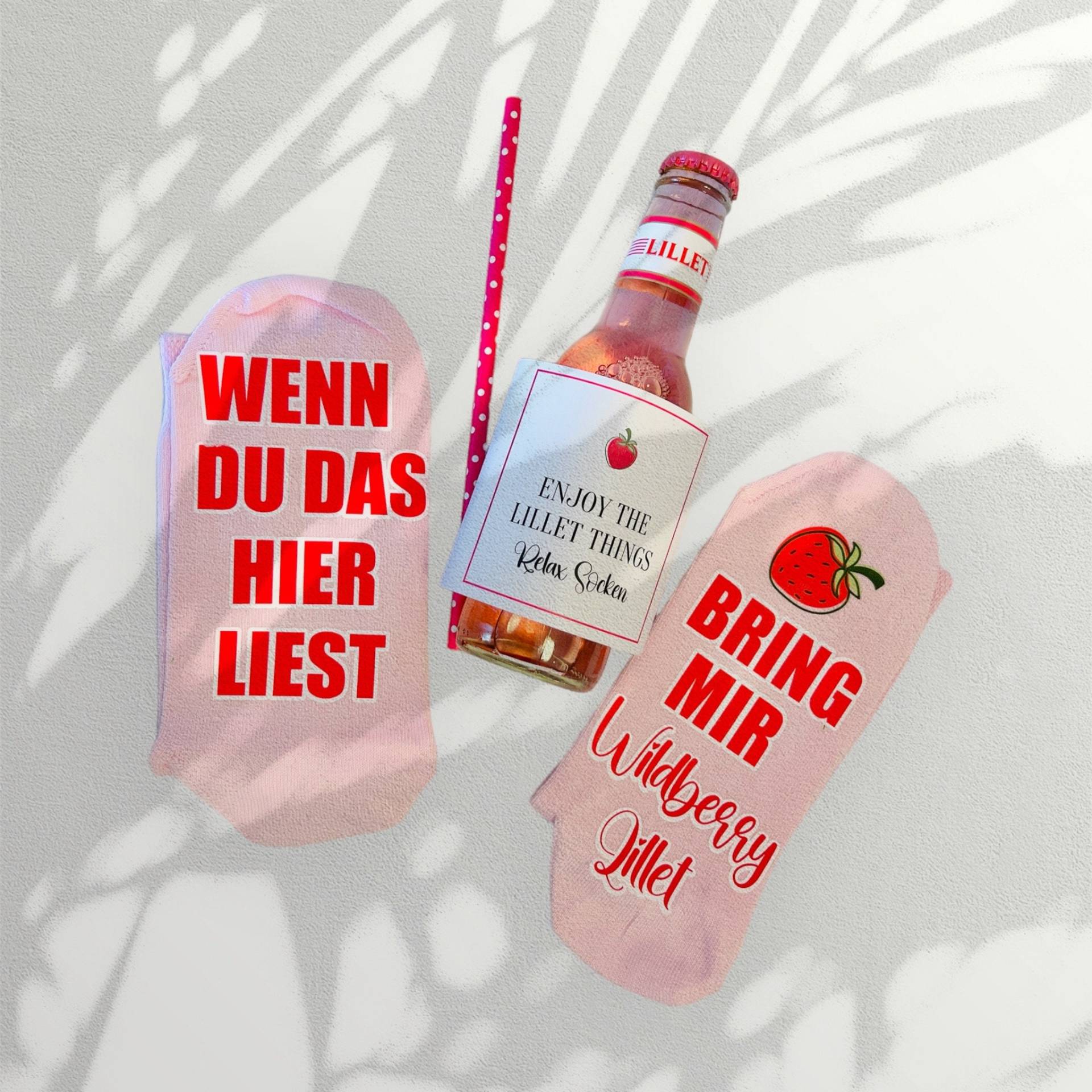 Muttertag - Geschenk Auszeitsocken „Bring Mir Wildberry Lillet", Entspannung, Sprüchesocken Muttertag - Geschenk Auszeitsocken „Bring Mir Wildberry Lillet", Entspannung, Sprüchesocken von WeddingtreeShop
