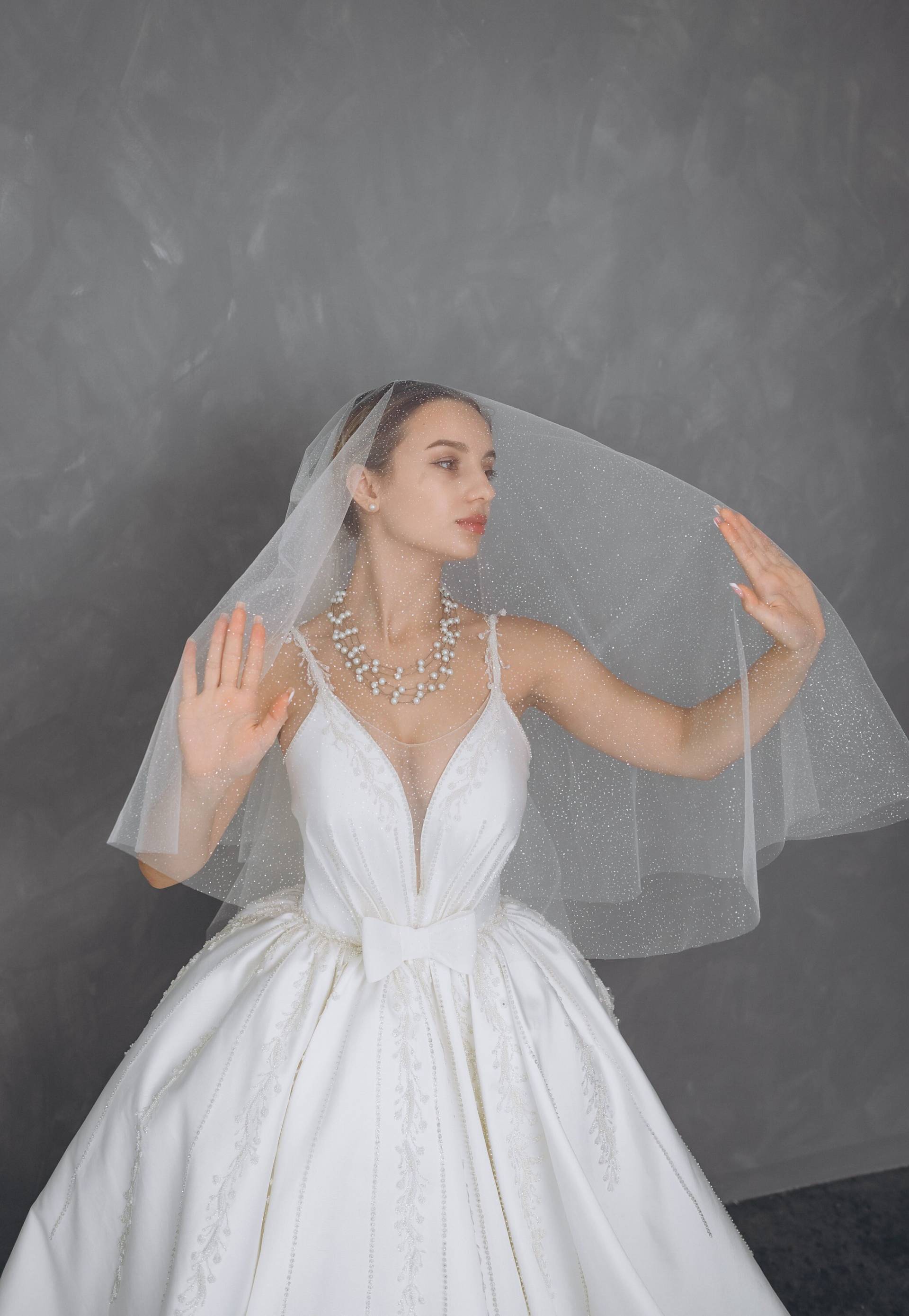 2 Stöckiger Schleier Mit Glitzernden Pailletten von WeddingveilByGalinka