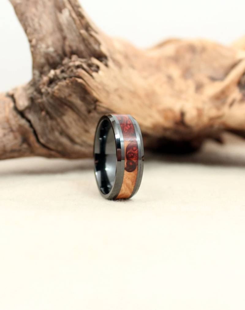 Schlichter Keramikring Mit Kernholz Und Splintholz Inlay von WedgewoodRings