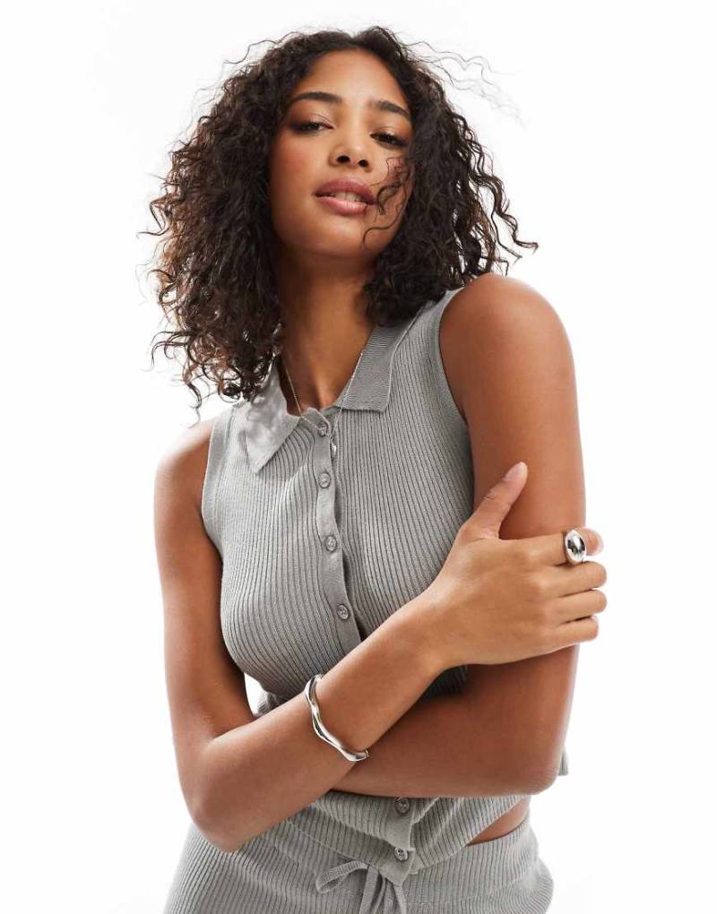 Wednesday's Girl - Ärmellose, fein gerippte Strickjacke in Hellgrau mit Knöpfen, Kombiteil von Wednesday's Girl