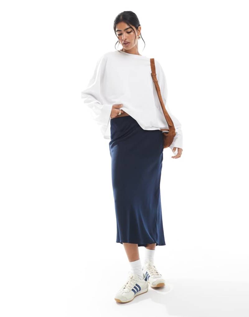 Wednesday's Girl - Asymmetrischer Midirock aus Satin in Marineblau von Wednesday's Girl