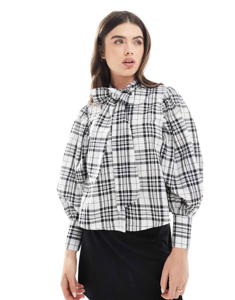 Wednesday's Girl - Bluse in Beige kariert mit Schluppe-Neutral von Wednesday's Girl