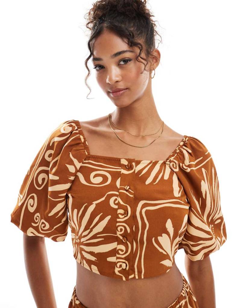 Wednesday's Girl - Bluse in Braun mit floralem Fliesenmuster und Puffärmeln, Kombiteil von Wednesday's Girl