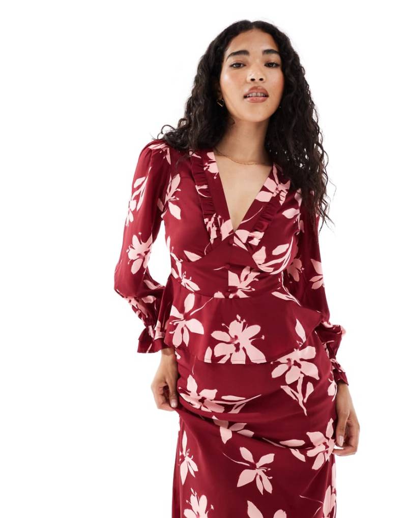 Wednesday's Girl - Bluse in Burgunderrot mit Blumenmuster und V-Ausschnitt von Wednesday's Girl