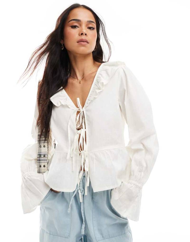 Wednesday's Girl - Bluse in Cremeweiß mit Kragendetail von Wednesday's Girl