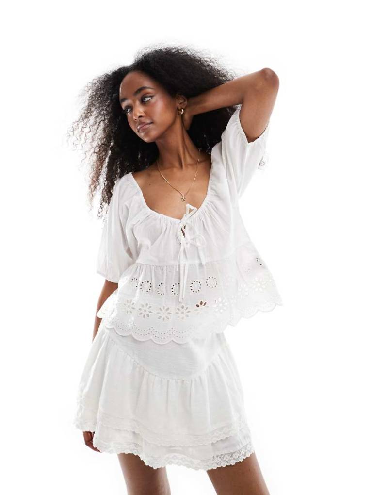 Wednesday's Girl - Bluse in Weiß mit Lochstickerei und Puffärmeln von Wednesday's Girl