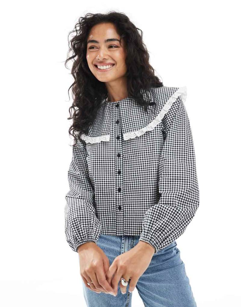 Wednesday's Girl - Bluse mit Vichykaromuster in Schwarz und Kragendetail von Wednesday's Girl