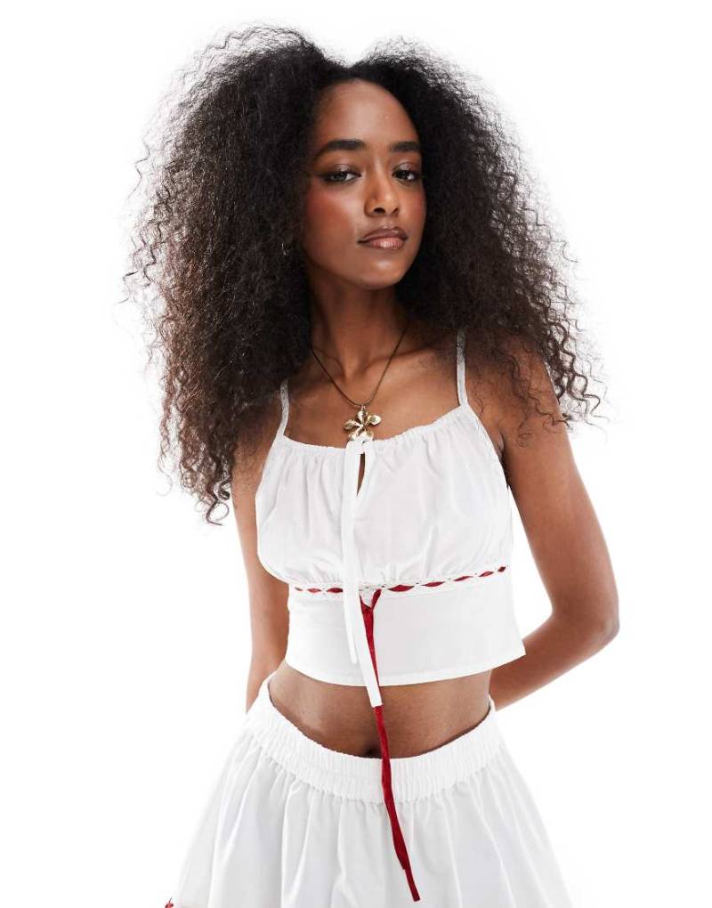 Wednesday's Girl - Camisole-Oberteil in Weiß und Rot mit Schleifenband-Detail von Wednesday's Girl
