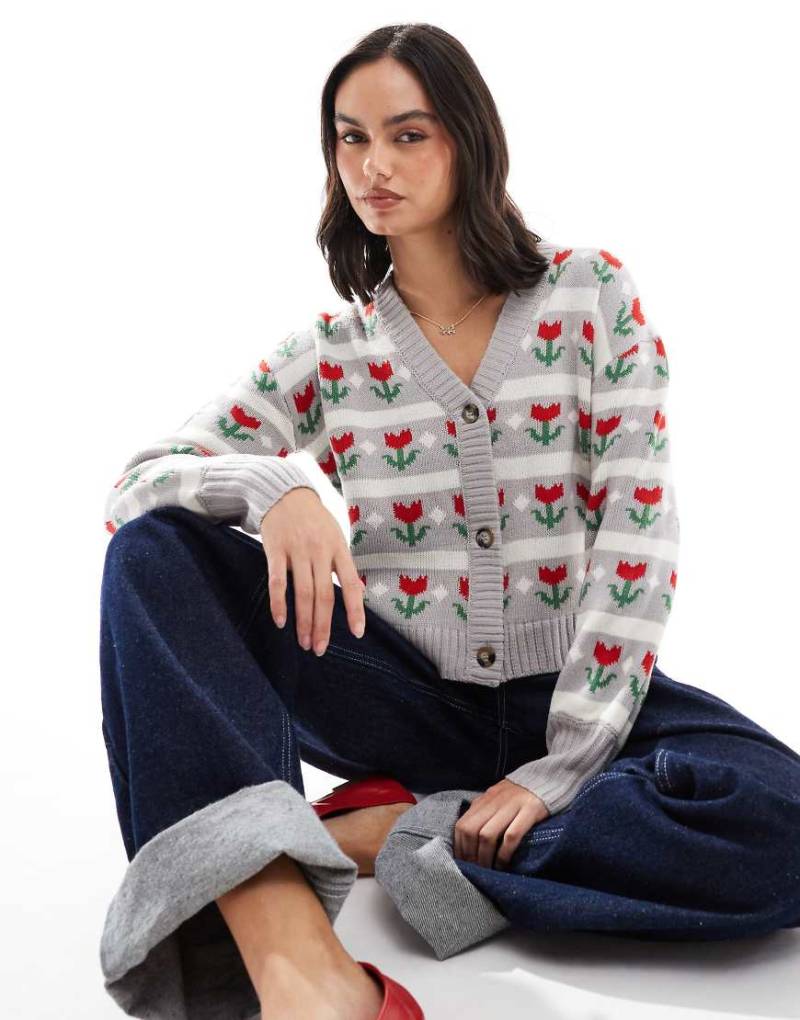 Wednesday's Girl - Cardigan in Creme mit mehrfarbigem Blumen-Intarsienmuster-Weiß von Wednesday's Girl