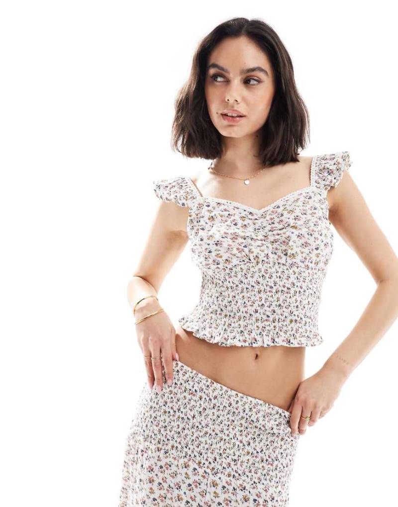 Wednesday's Girl - Chintzy - Gerafftes Camisole in Weiß mit Blumenmuster-Bunt von Wednesday's Girl