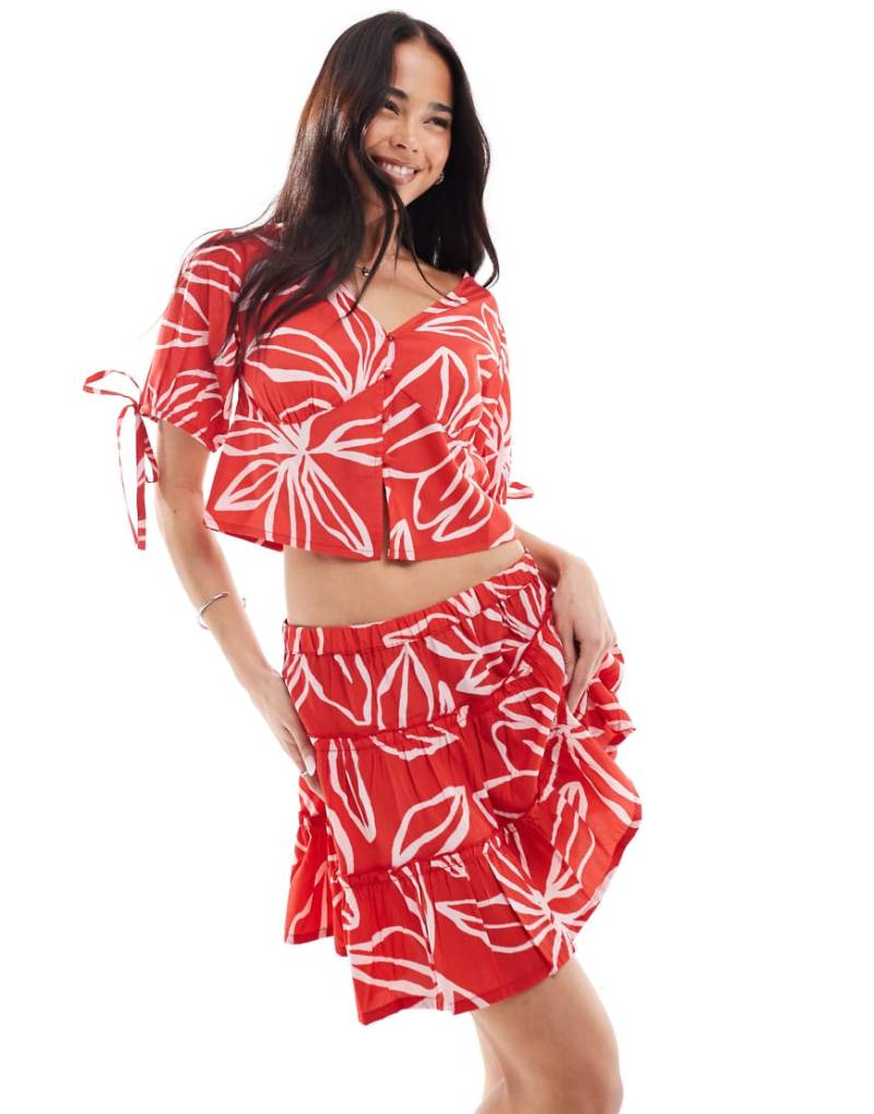 Wednesday's Girl - Cropped Bluse in Rot mit plakativem Blütenmuster, Kombiteil von Wednesday's Girl