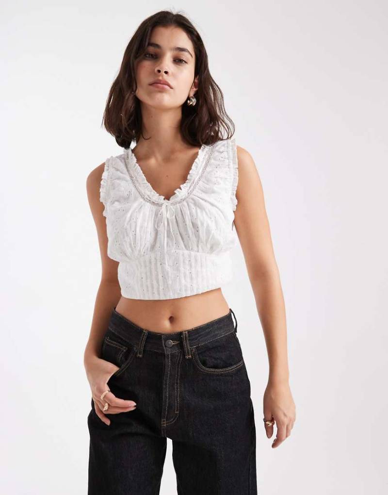 Wednesday's Girl - Cropped Camisole in Weiß mit gebundener Vorderseite von Wednesday's Girl