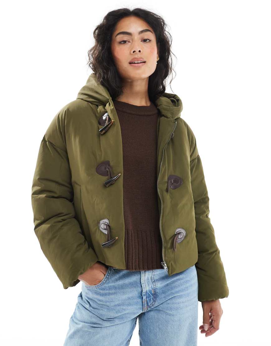 Wednesday's Girl - Cropped-Jacke in Oliv mit Knebeldetails-Grün von Wednesday's Girl