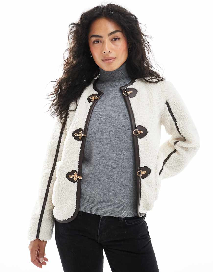 Wednesday's Girl - Cropped Teddyfell-Jacke in Cremeweiß mit Clipverschluss-Details von Wednesday's Girl