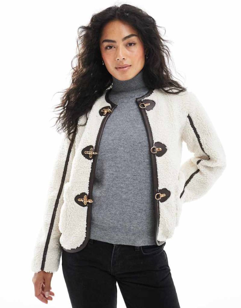 Wednesday's Girl - Cropped Teddyfell-Jacke in Cremeweiß mit Clipverschluss-Details von Wednesday's Girl