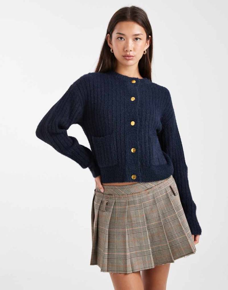 Wednesday's Girl - Flauschige, gerippte Strickjacke in Marineblau von Wednesday's Girl