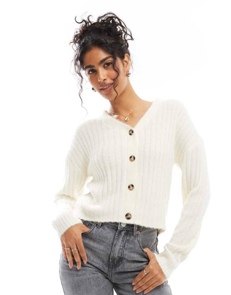 Wednesday's Girl - Flauschige, strukturierte Strickjacke in Cremeweiß von Wednesday's Girl