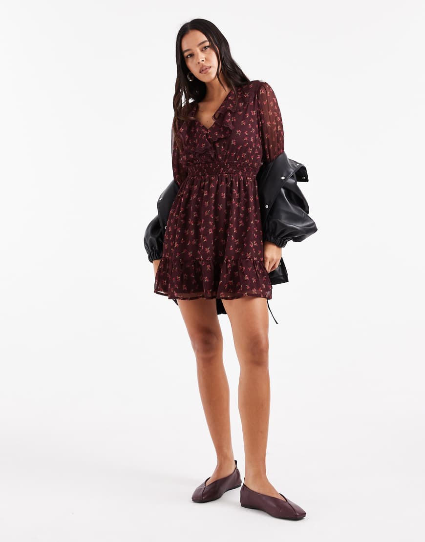 Wednesday's Girl - Fließendes Minikleid in Pflaumenlila mit Blumenmuster und Rüschen von Wednesday's Girl