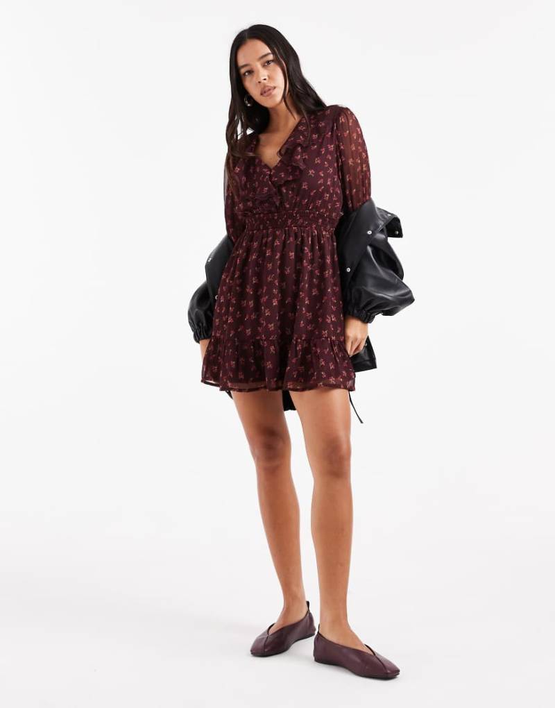 Wednesday's Girl - Fließendes Minikleid in Pflaumenlila mit Blumenmuster und Rüschen von Wednesday's Girl