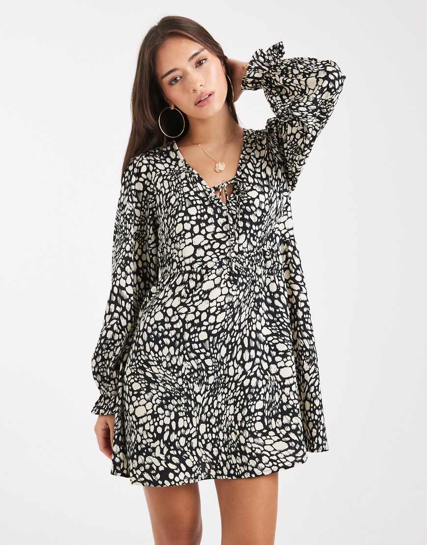 Wednesday's Girl - Fließendes Minikleid in Schwarz mit abstraktem Print und mit V-Ausschnitt-Weiß von Wednesday's Girl