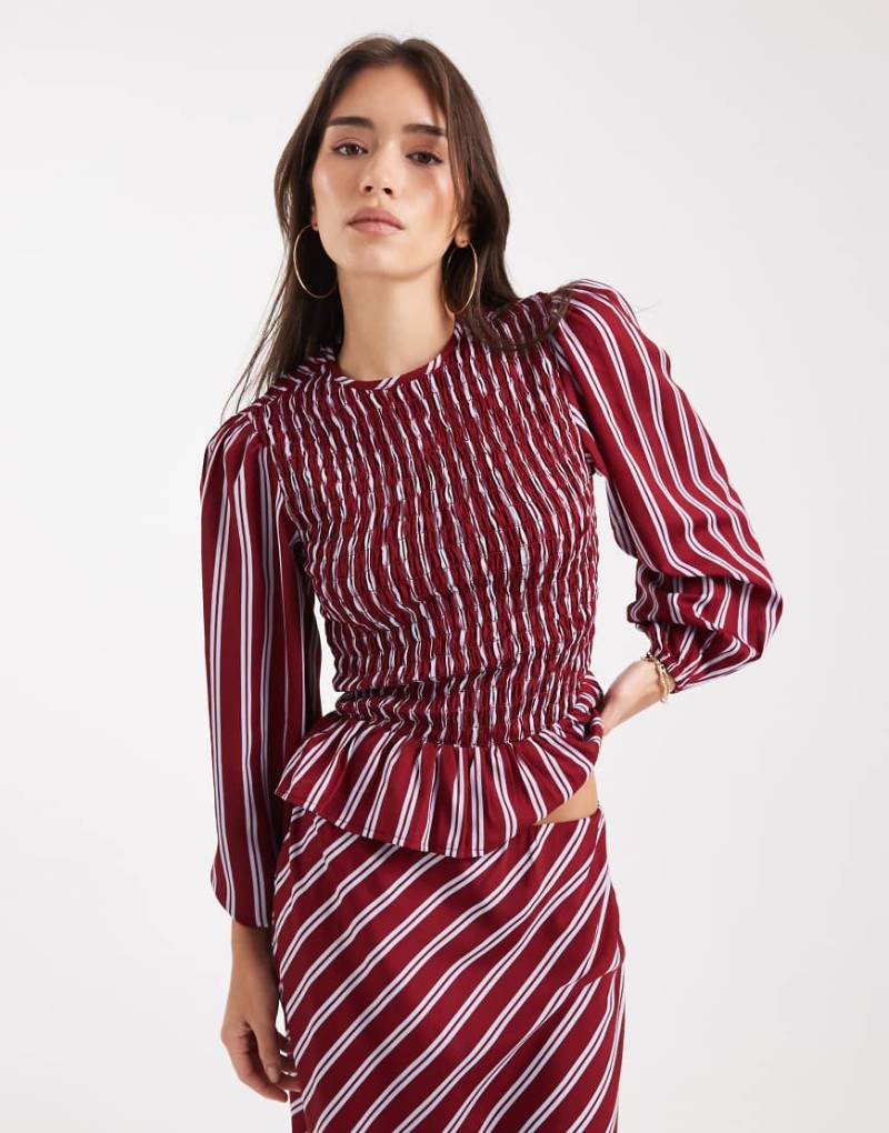 Wednesday's Girl - Gesmokte Bluse in Burgunderrot und Marineblau mit Streifen und langen Puffärmeln-Weiß von Wednesday's Girl