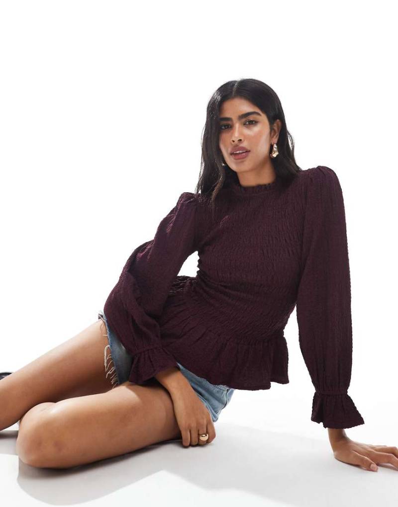 Wednesday's Girl - Gesmokte Bluse in kräftigem Lila mit Puffärmeln von Wednesday's Girl