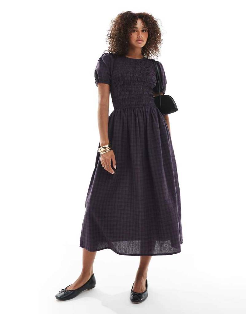 Wednesday's Girl - Gesmoktes Midaxi-Kleid mit buntem Karomuster von Wednesday's Girl