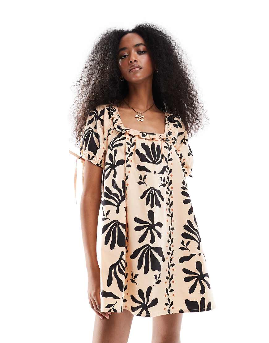 Wednesday's Girl - Gesmoktes Minikleid in Sandgelb mit markantem Print-Neutral von Wednesday's Girl