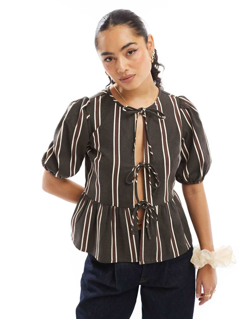 Wednesday's Girl - Gestreifte Bluse in Braun mit gebundener Vorderseite von Wednesday's Girl