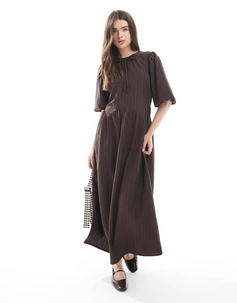 Wednesday's Girl - Gestreiftes Midaxi-Kleid in Braun mit Puffärmeln und Bindedetail-Schwarz von Wednesday's Girl