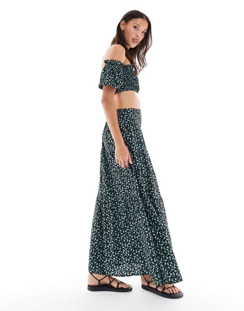 Wednesday's Girl - Gestufter Maxirock in Schwarz mit Blümchenmuster, Kombiteil von Wednesday's Girl