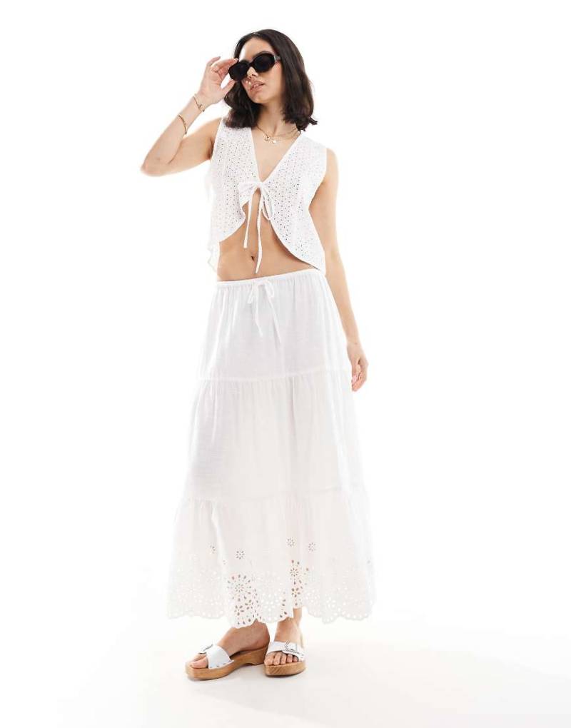 Wednesday's Girl - Gestuftes Midaxi-Kleid in Cremeweiß mit Lochstickerei von Wednesday's Girl