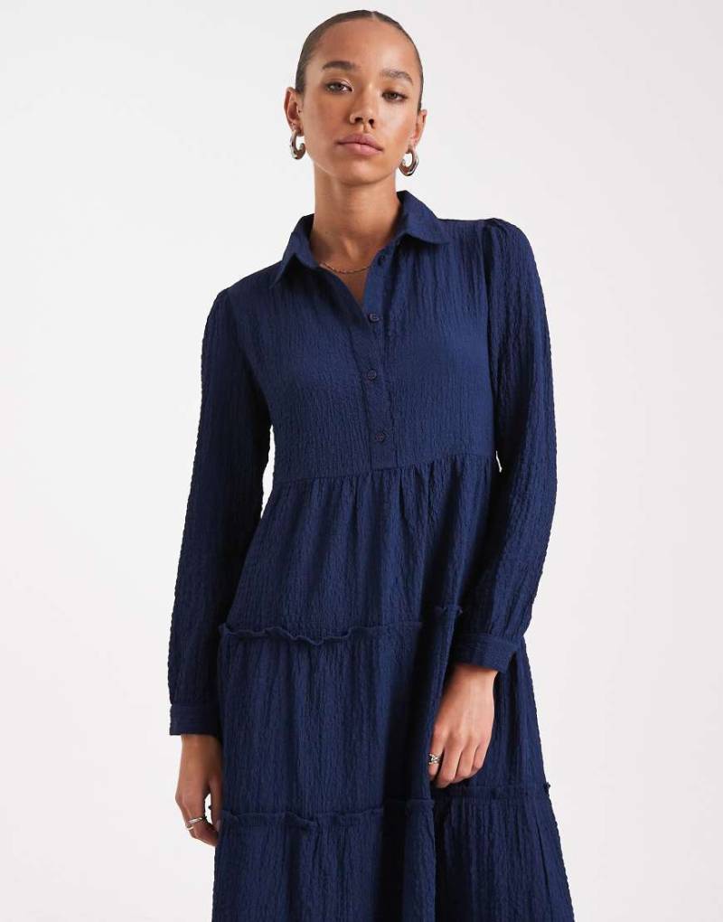 Wednesday's Girl - Gestuftes Midaxi-Kleid in Mittelblau mit Hemddetail von Wednesday's Girl