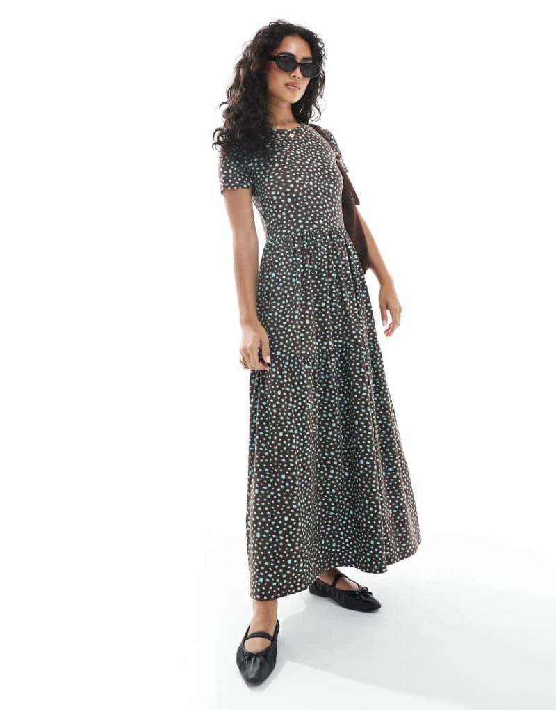 Wednesday's Girl - Gestuftes Midaxikleid in Braun und Aquablau mit Tupfenmuster von Wednesday's Girl