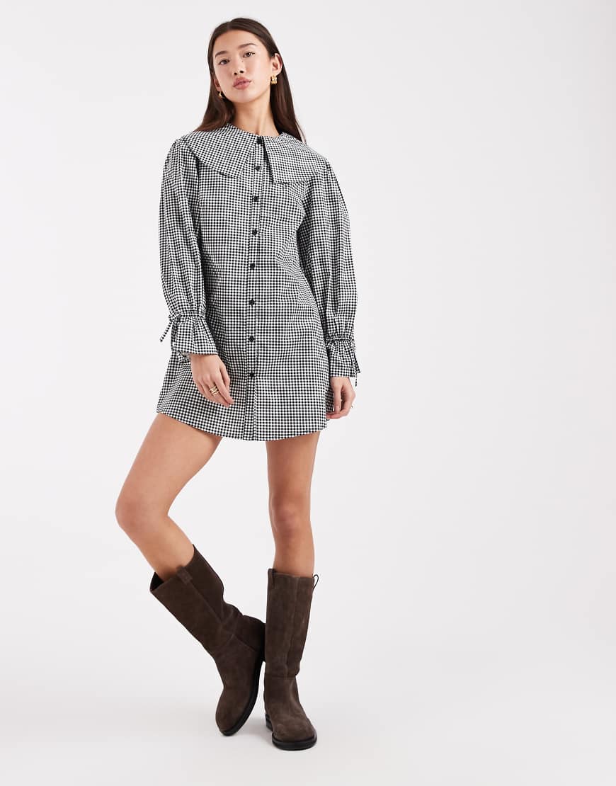 Wednesday's Girl - Grau kariertes Oversize-Minikleid mit Kragen von Wednesday's Girl