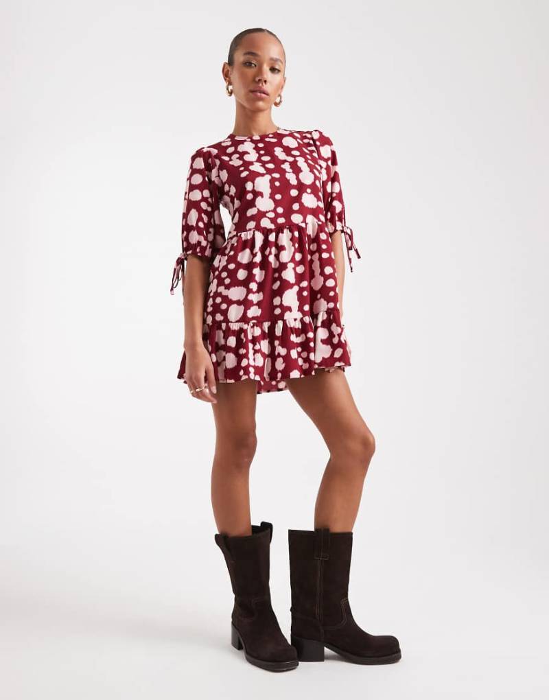 Wednesday's Girl - Hängerkleid in Burgunderrot mit verwischtem Punktemuster in Rosa von Wednesday's Girl