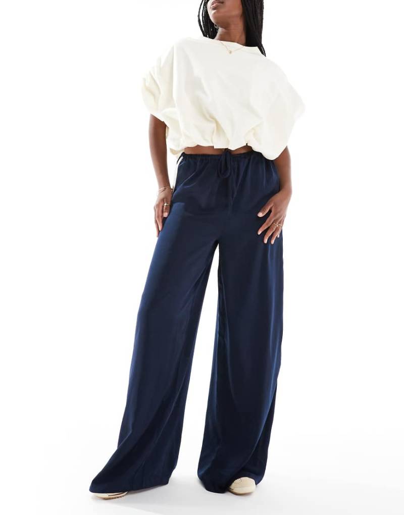 Wednesday's Girl - Hose aus Satin in Marineblau mit weitem Bein und Seitenstreifen von Wednesday's Girl