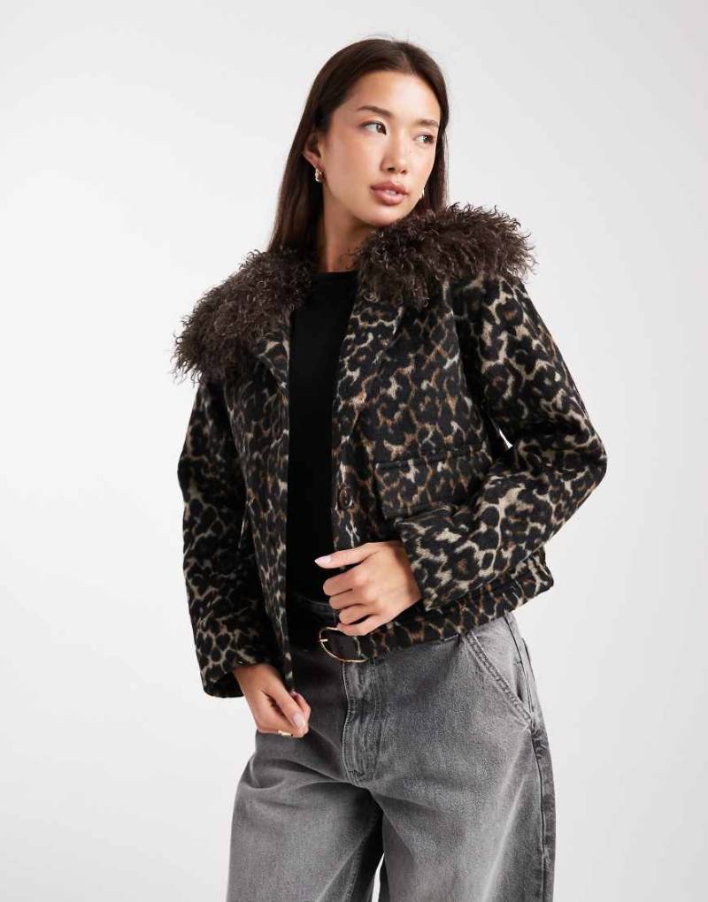 Wednesday's Girl - Jacke in Braun mit Leopardenmuster und Kunstpelzbesatz-Brown Wednesday's Girl - Jacke in Braun mit Leopardenmuster und Kunstpelzbesatz-Brown von Wednesday's Girl