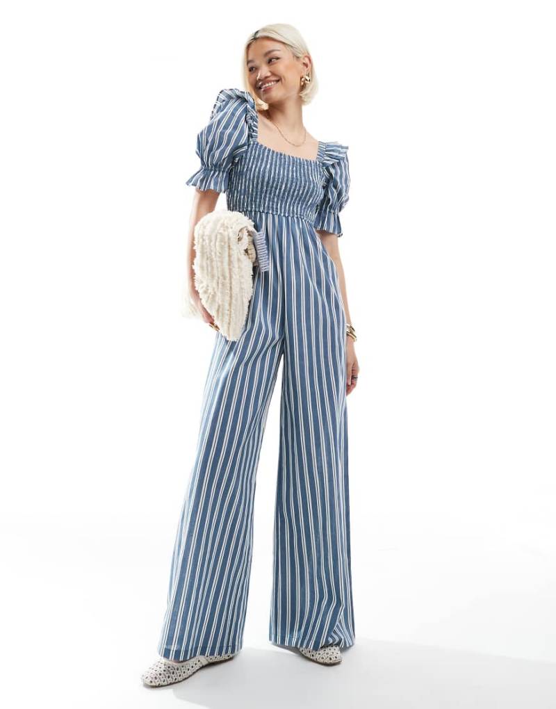 Wednesday's Girl - Jumpsuit in Blau mit auffälligen Streifen von Wednesday's Girl