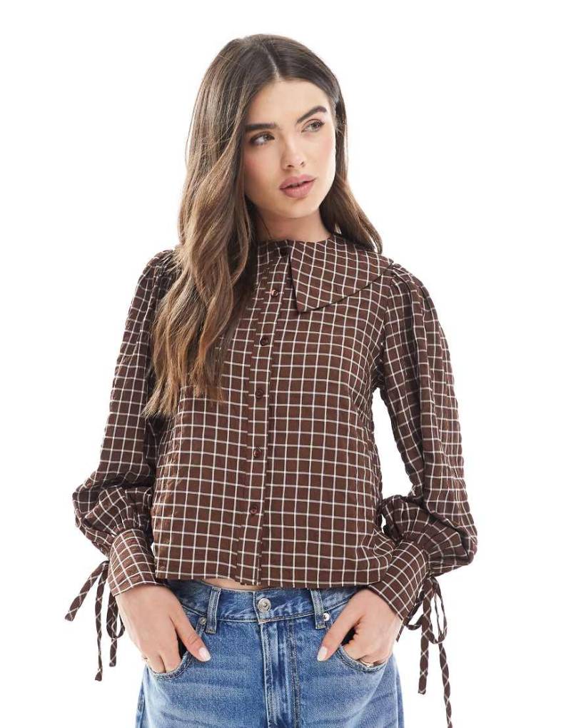 Wednesday's Girl - Karierte Bluse in Braun mit Kragendetail von Wednesday's Girl