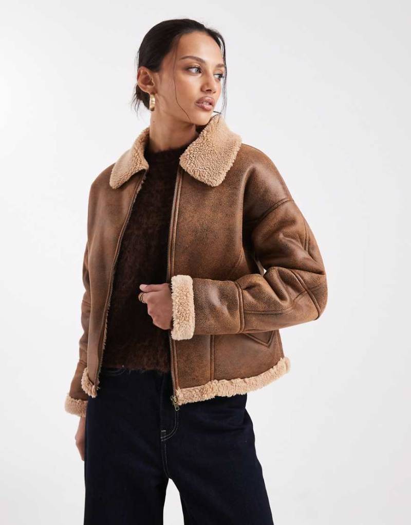 Wednesday's Girl - Kastige Jacke aus Lammfellimitat in Hellbraun-Brown von Wednesday's Girl