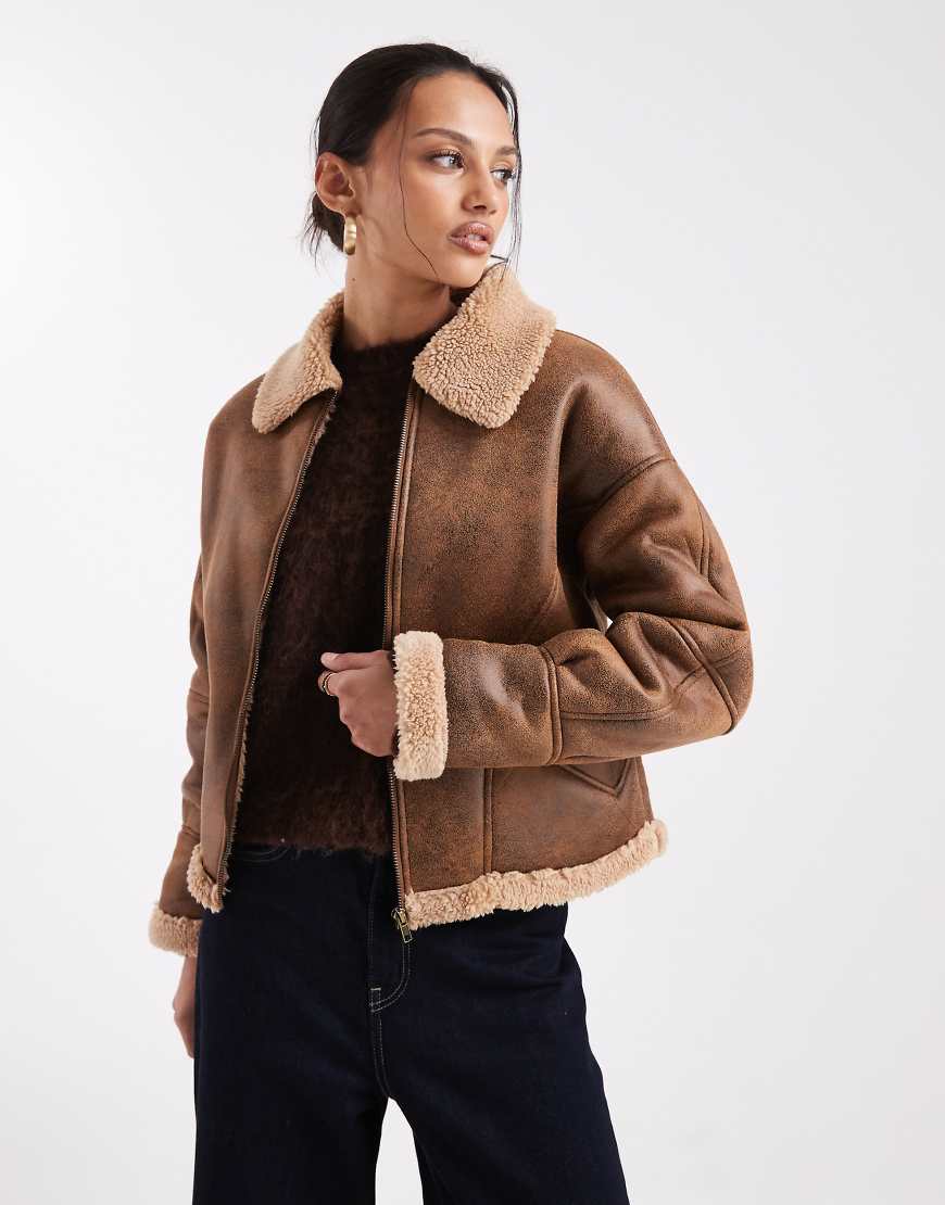 Wednesday's Girl - Kastige Jacke aus Lammfellimitat in Hellbraun-Brown von Wednesday's Girl