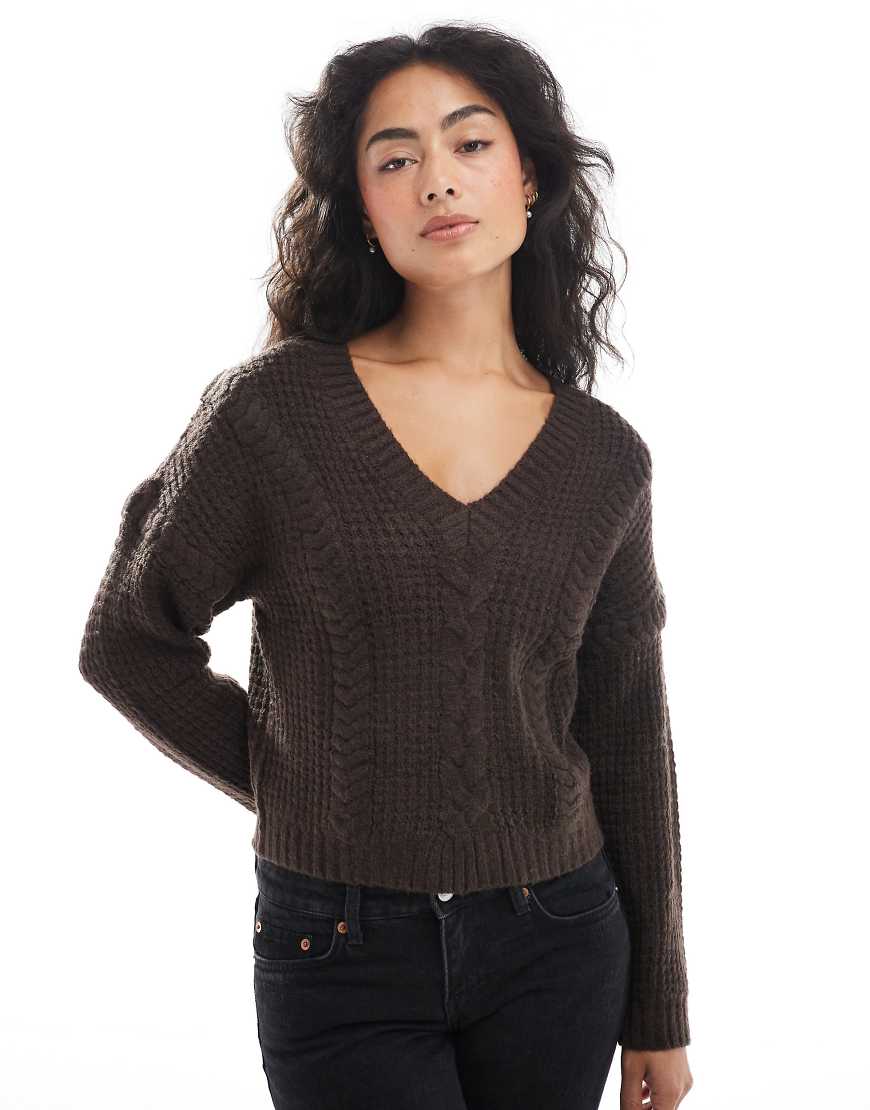 Wednesday's Girl - Kurz geschnittener Strickpullover in dunklem Schokobraun mit Zopfmuster-Grau von Wednesday's Girl