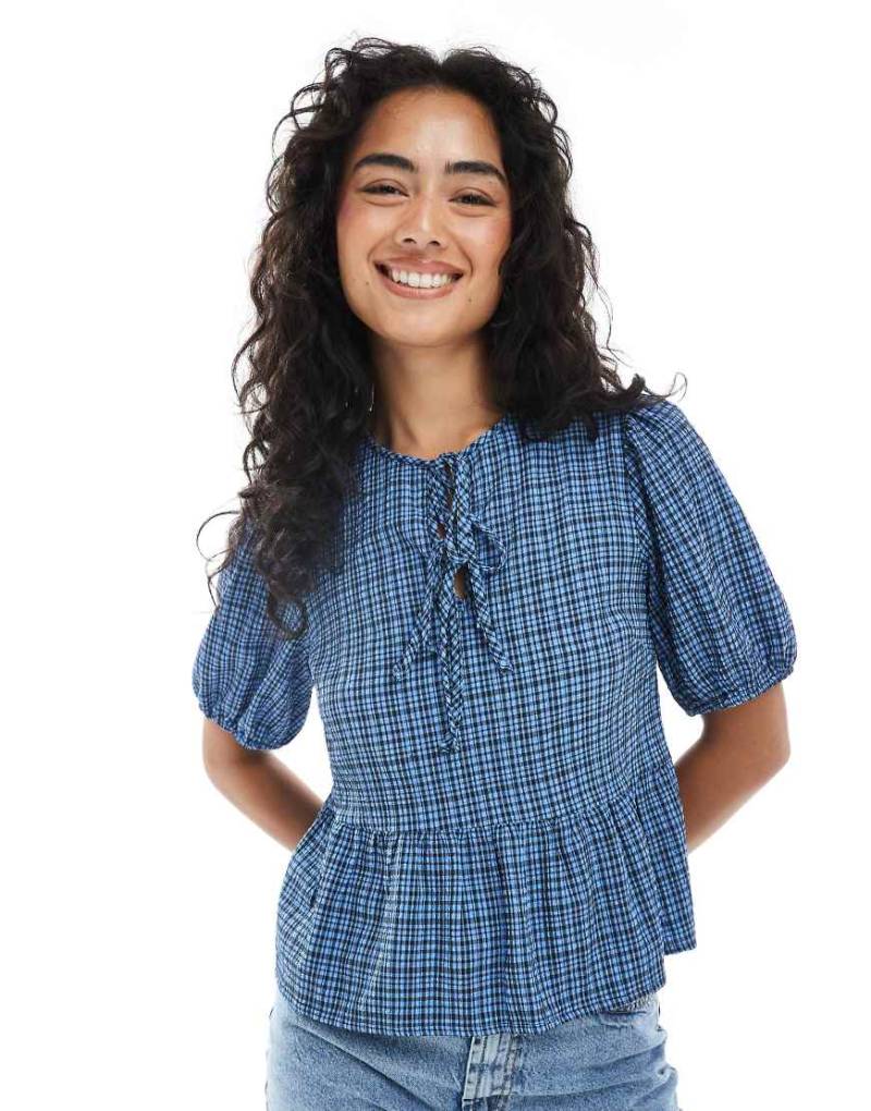 Wednesday's Girl - Kurzärmlige, strukturierte Bluse in Blau mit Karomuster und Bindedetail von Wednesday's Girl