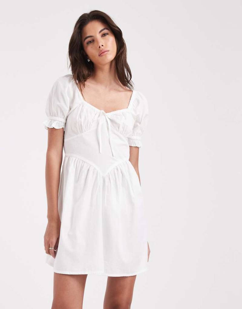 Wednesday's Girl - Kurzärmliges Minikleid in Weiß mit V-Ausschnitt-Blau von Wednesday's Girl