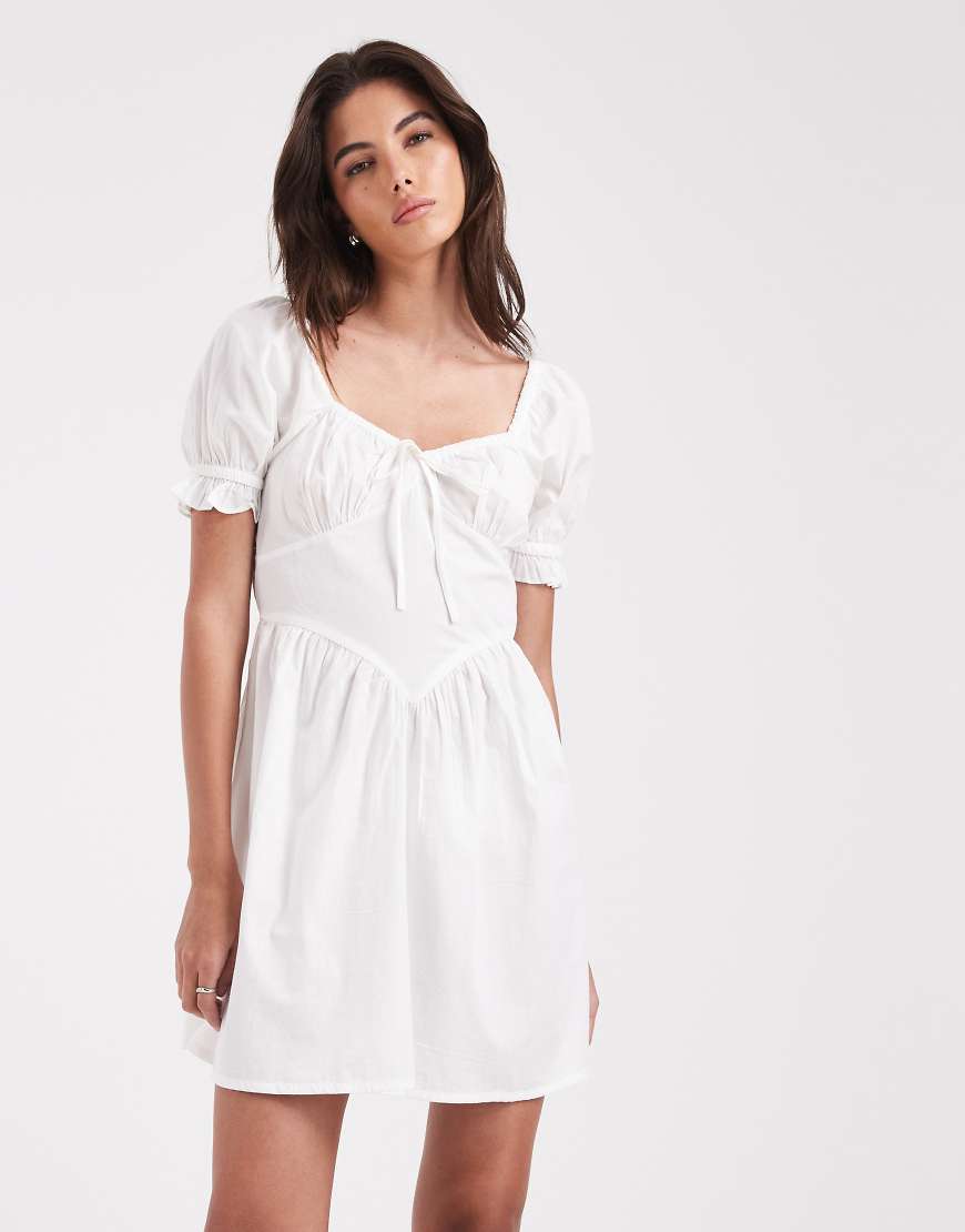 Wednesday's Girl - Kurzärmliges Minikleid in Weiß mit V-Ausschnitt-Blau von Wednesday's Girl